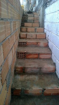 escada de tijolo sem acabamento