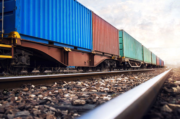 train-wagons-carrying-cargo-containers-shipping-companies_ד.jpg