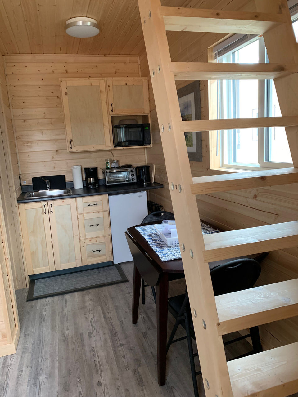 kitchenette & dining area