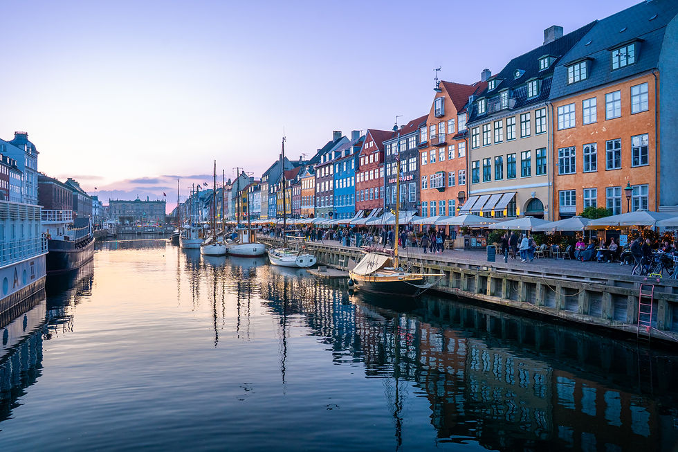 Nyhavn am Abend - die Farben der Häuser vermischen sich mit dem Himmel