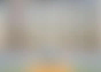 Ein Basketballkorb umgeben von Regenbogenfassaden