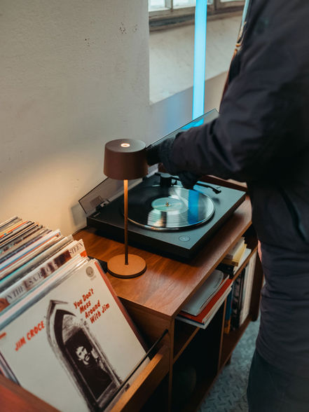 WLAN und digitale Infrastruktur im Meetingraum Hard am Bodensee für hybride Seminare und Präsentationen