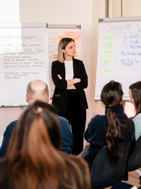 Raum für Zusammenarbeit, Austausch und innovative Ideenentwicklung im inspirierenden Umfeld.