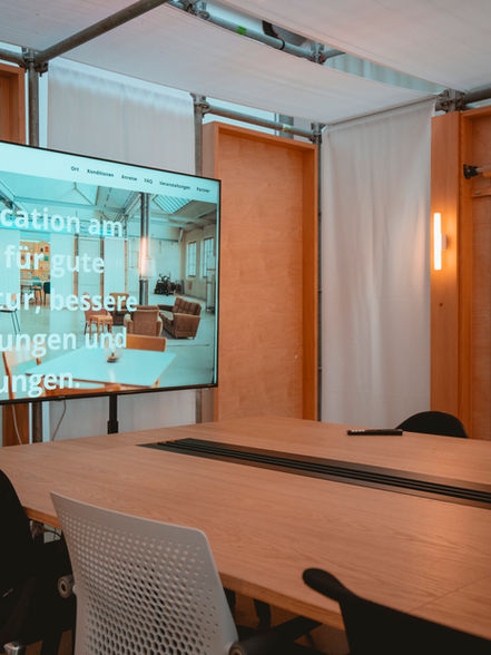 Reduziertes Vitra-Boardmeeting-Setting für fokussierte Diskussionen und klare Entscheidungen