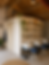 Atelier de poterie lumineux et chaleureux.png