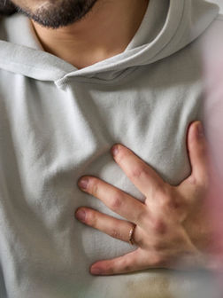 Persona con dolor en el pecho por problema cardíaco