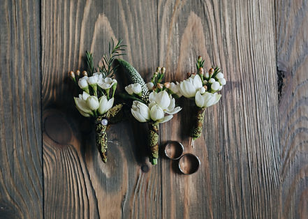 Anelli di mazzi di fiori e sposa di dami