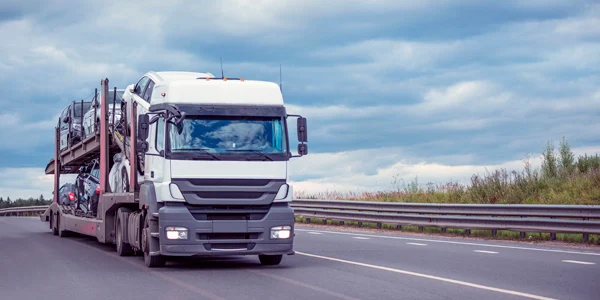 transporte-de-coches-en-camion-portavehículo.webp