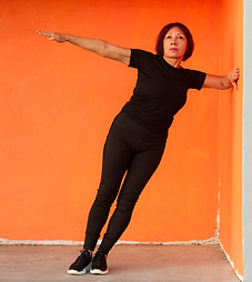 femme-faisant-des-exercices-de-fitness-tout-en-s-appuyant-sur-un-mur.jpg