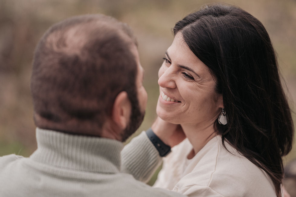 Mani che si intrecciano