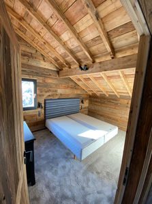 finitions-menuiserie-bois-sur-mesure-chamonix-74.webp
