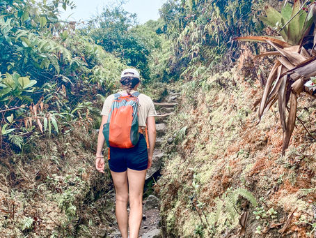 Fille qui fait une randonnée dans un volcan actif