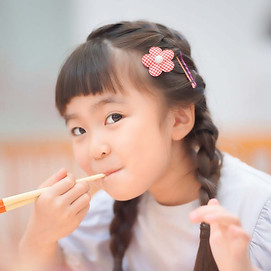 ごはんを食べているこども