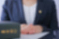 女性弁護士と六法全書
