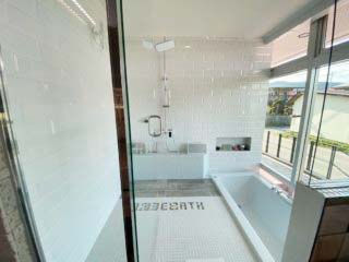 埋込型の真っ白いお風呂