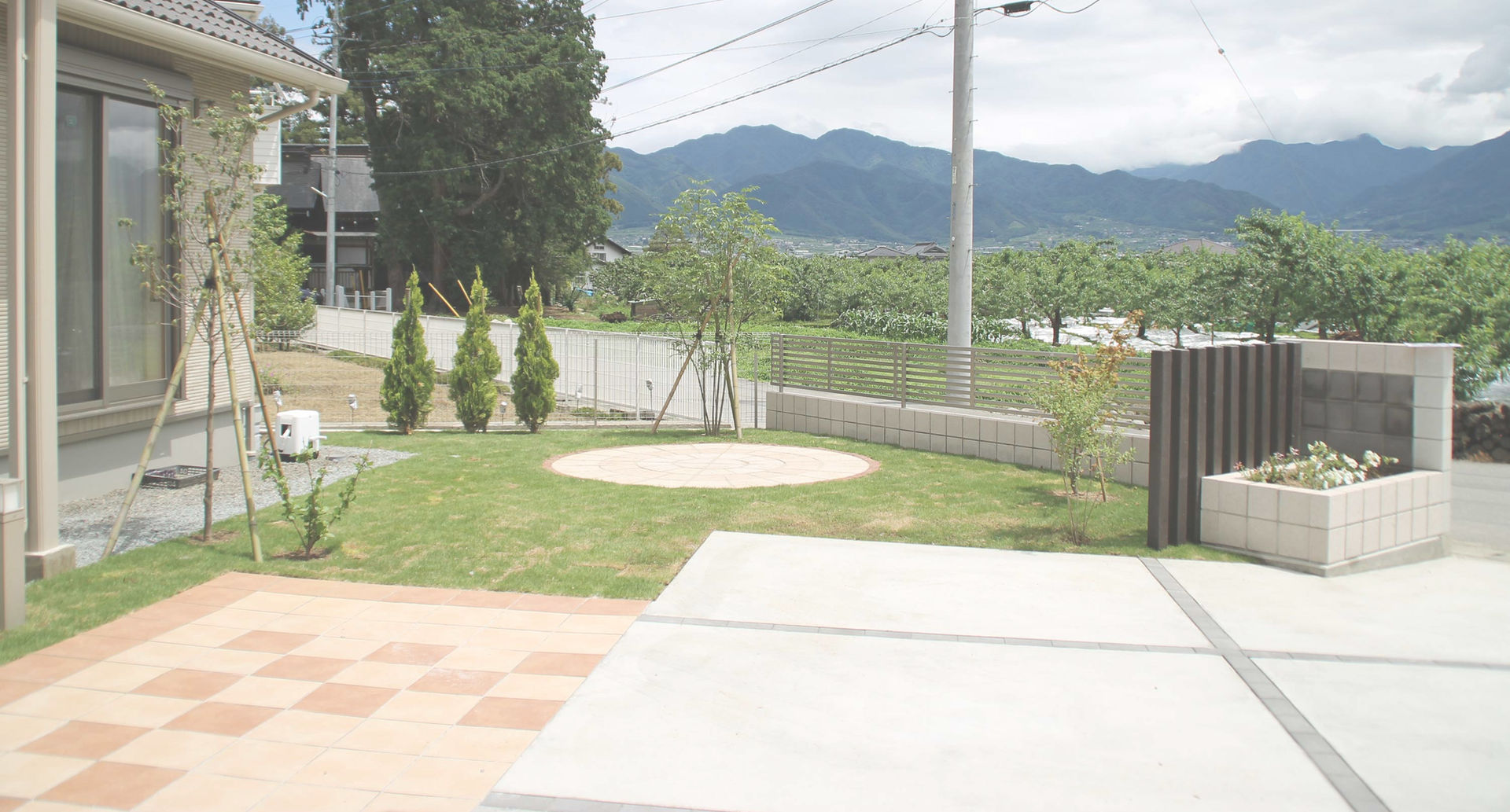 玄関へのアプローチの造園施工