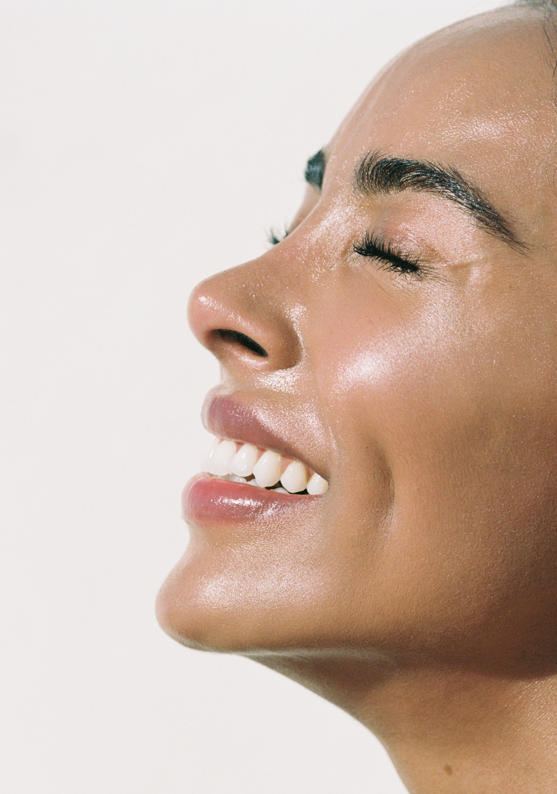 Mujer relajada recibe tratamiento facial profesional en clínica estética.