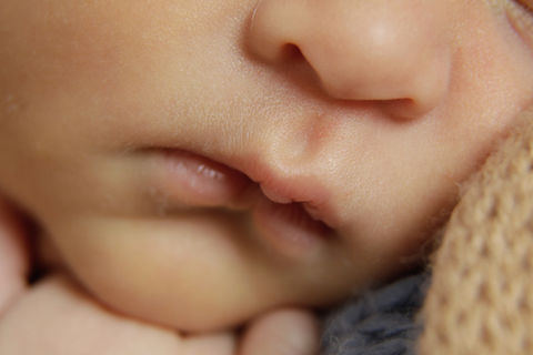 Close up a la cara de un recién nacido