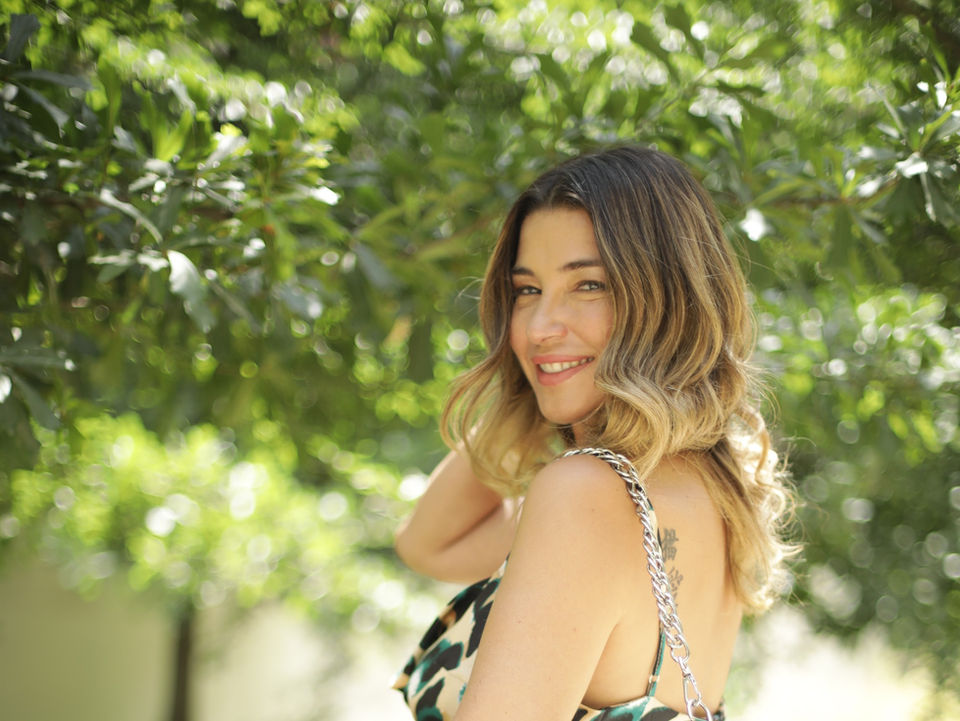 Francisca Merino o Pancha Merino, sonríe a la cámara con fondo de árboles