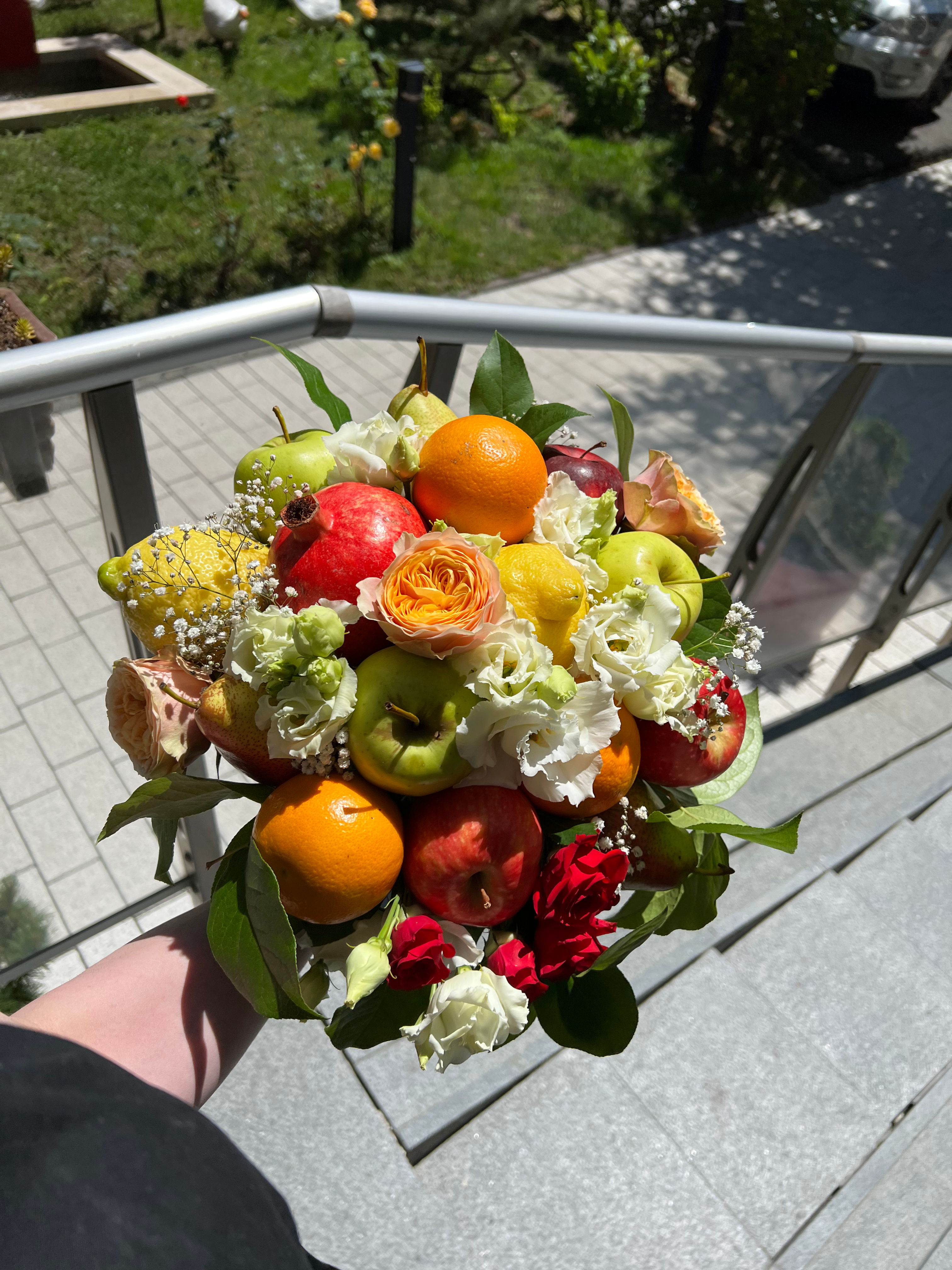 Buchet cu flori și fructe