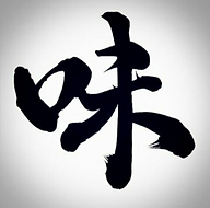 海辺にたたずむ男性