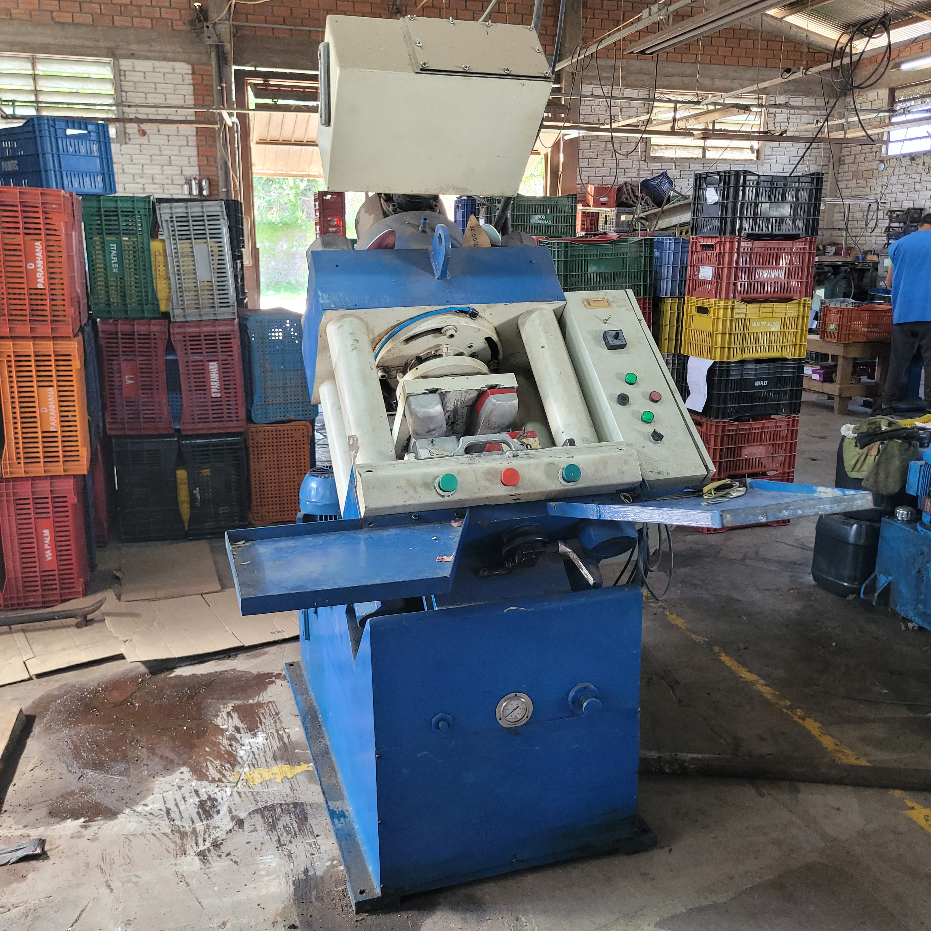 Prensa para conformar palmilha de montagem