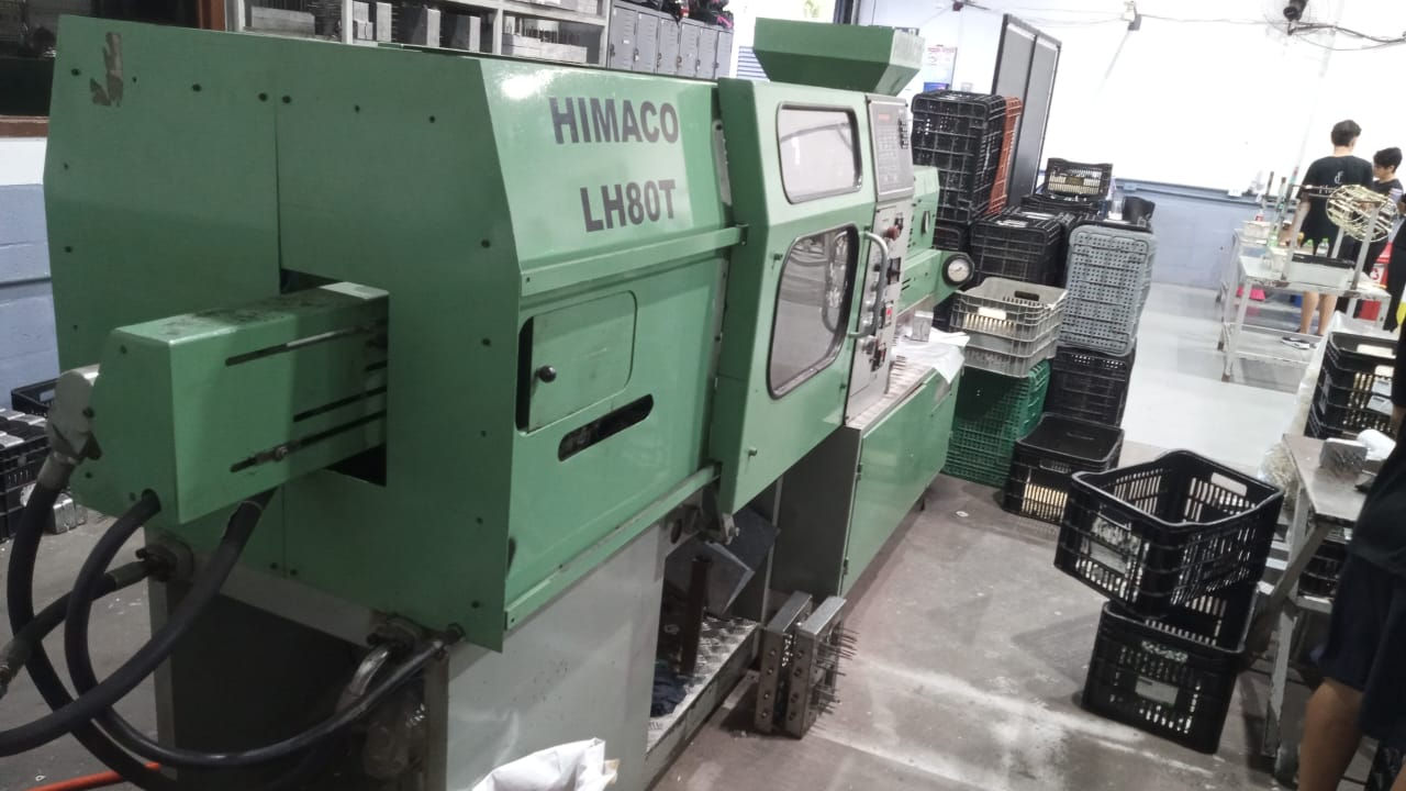 Injetora para plásticos - Marca Himaco - Modelo LH80