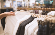 Sélection de vêtements tendance dans une boutique de Dole