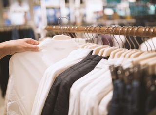 Sélection de vêtements tendance dans une boutique de Dole