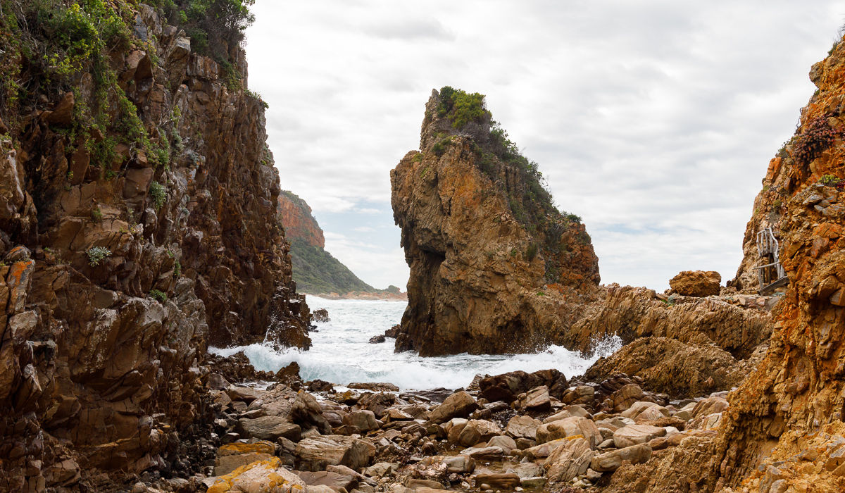 Rugged cliffs and Eco Experiences in nature at the Knysna Heads.