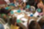 O projeto CRIANÇA FAZ ARTE é constituído de oficinas ou encontros pensados para oferecer atividades lúdicas para crianças com idades entre 6 e 12 anos, com o objetivo de estimular novas formas de interação com temas abstratos através de atividades artísticas. Estimulados por exercícios de mindfulness e leitura de contos, as crianças são orientadas a desenvolver um trabalhinho lúdico com diversos materiais de forma criativa e divertida.