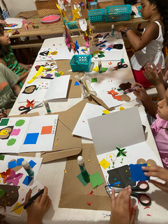 O PROJETO COLA COMIGO é constituído de oficinas ou encontros pensados para oferecer atividades lúdicas para crianças com idades entre 6 e 12 anos, com o objetivo de estimular novas formas de interação com temas abstratos através de atividades artísticas. Estimulados por exercícios de mindfulness e leitura de contos, as crianças são orientadas a desenvolver um trabalhinho lúdico com diversos materiais de forma criativa e divertida. Pazaa Espaço de Criar