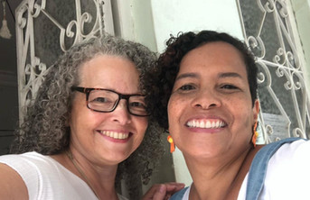 O PROJETO COLA COMIGO é constituído de oficinas ou encontros pensados para oferecer atividades lúdicas para crianças com idades entre 6 e 12 anos, com o objetivo de estimular novas formas de interação com temas abstratos através de atividades artísticas. Estimulados por exercícios de mindfulness e leitura de contos, as crianças são orientadas a desenvolver um trabalhinho lúdico com diversos materiais de forma criativa e divertida. Pazaa Espaço de Criar