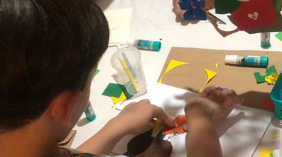 O PROJETO COLA COMIGO é constituído de oficinas ou encontros pensados para oferecer atividades lúdicas para crianças com idades entre 6 e 12 anos, com o objetivo de estimular novas formas de interação com temas abstratos através de atividades artísticas. Estimulados por exercícios de mindfulness e leitura de contos, as crianças são orientadas a desenvolver um trabalhinho lúdico com diversos materiais de forma criativa e divertida. Pazaa Espaço de Criar