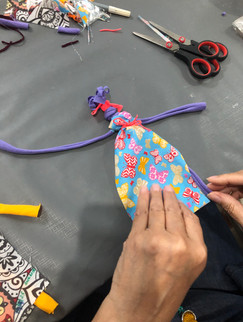 ENREDADAS NO AMOR ESTÁ DE VOLTA  Como não poderia deixar de ser, mais uma vez a rede de bonecas que começou como Coração de Nós Marias reuniu pessoas Enredadas e enredou novas em uma manhã de segunda-feira entre fitas de malha e retalhos estampados.