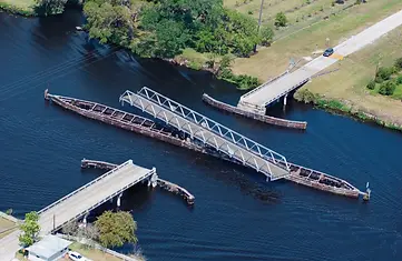 swing-bridge-boats-Okeechobee-Waterway-Florida.webp