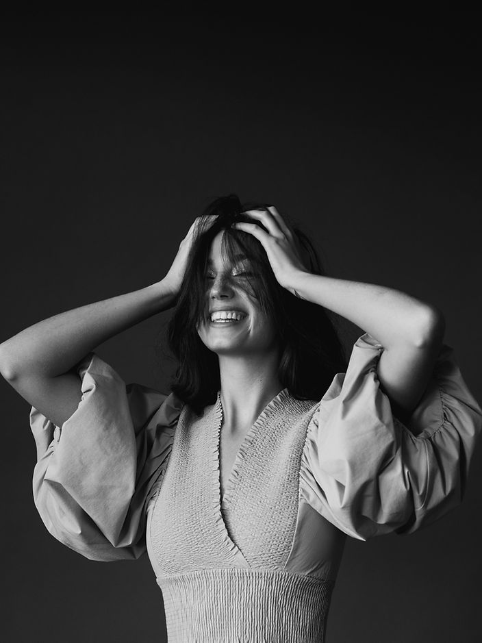 Mujer sonrisa contenta