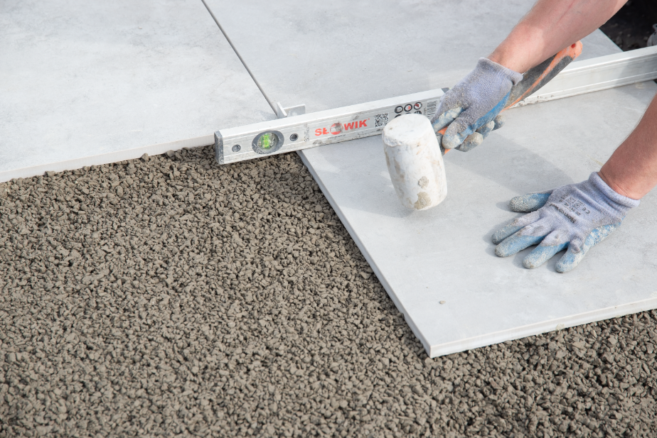 Keraamiset pihakiven ja 2cm paksut luonnonkivilaatat kiinnitetään ulkotiloissa vettäläpäisevään maakosteaan betoniin