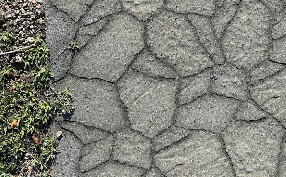 Vdw 850 -epoksisaumalaasti yli 5 mm levyisessä saumassa on kestänyt moitteettomana vuosia. Kuvassa Ruduksen Luoto -kivi ja Vdw 850 Basalt. Mallisaumaus on esillä Ruduksen esittelypihalla Tuusulassa.