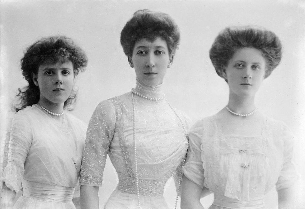 English: Louise, Princess Royal and Duchess of Fife (1867-1931) with her daughters Princess Maud of Fife (1893-1945) and Princess Alexandra of Fife (1891-1959), ca 1911.