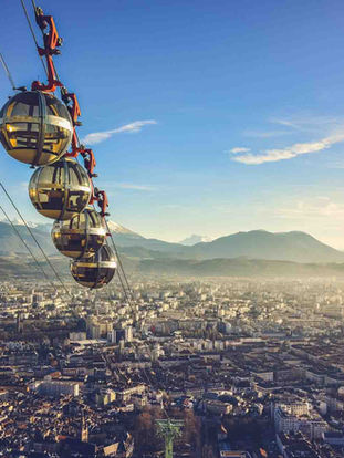 À deux pas de la gare de Grenoble, le téléphérique de la Bastille invite à prendre de la hauteur. Emblématiques de la ville, ses célèbres "bulles" offrent une ascension spectaculaire au-dessus de l’Isère et des panoramas exceptionnels sur les Alpes.