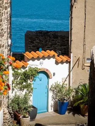 Terre d'inspiration et de plaisirs, Collioure séduit par sa lumière, ses saveurs et son authenticité. Une destination où l'art, la gastronomie et les promenades buissonnières composent un art de vivre résolument méditerranéen.