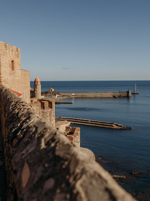 Dans les Pyrénées-Orientales, nombreux sont les lieux de mémoire de l’exil républicain espagnol. L’art d’escargoter en a souvent témoigné dans ses reportages. Parmi ces lieux chargés d’histoire, Collioure tient une place singulière.