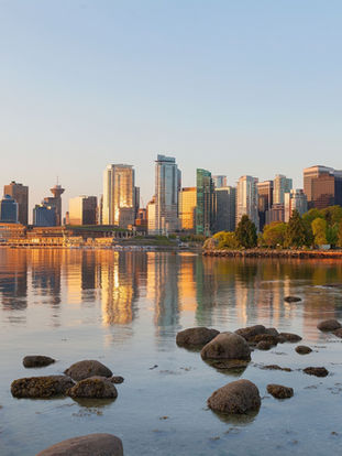 S’il existe des villes de campagne, Vancouver est assurément une ville de mer. Entre océan et montagnes, la cité canadienne puise son identité dans l’omniprésence de l’eau, qui façonne ses paysages, son rythme et son art de vivre.