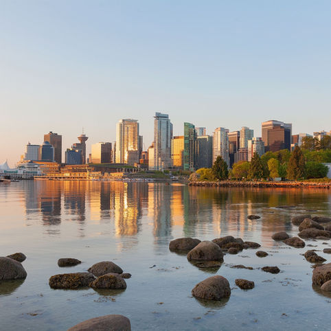 S’il existe des villes de campagne, Vancouver est assurément une ville de mer. Entre océan et montagnes, la cité canadienne puise son identité dans l’omniprésence de l’eau, qui façonne ses paysages, son rythme et son art de vivre.