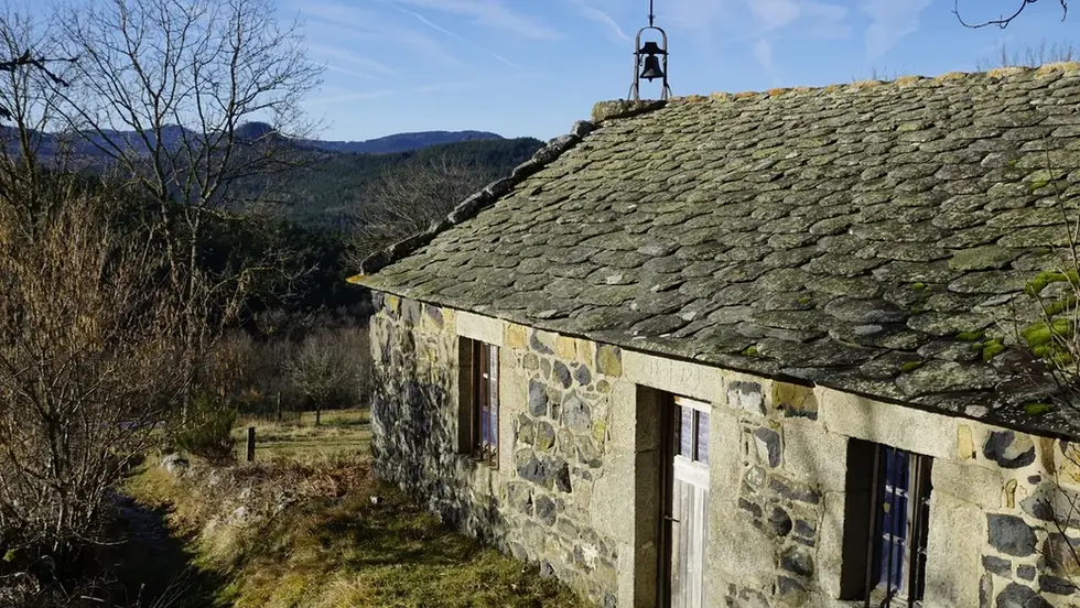 Elles ressemblent de loin à s’y méprendre à de petites chapelles. Elles sont consubstantielles de l’histoire de la Haute Loire et représentent un peu l’âme de cette partie de l’Auvergne.On les appellent les « assemblées » ou encore « maisons d’assemblées » Elles abritaient les « béates » des femmes pieuses chargées de l’éducation des enfants. Partons à leur découverte.