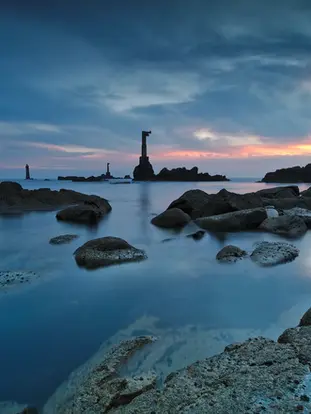 On vient à Ouessant pour la beauté sauvage de ses paysages, pour une nature préservée, et pour ressentir, au plus profond de soi, ce je-ne-sais-quoi d’indéfinissable propre aux îles du bout du monde. Bienvenue à Enez Eusa, l’île sentinelle à la proue de l’Europe, perdue au cœur de l’immensité bleue.