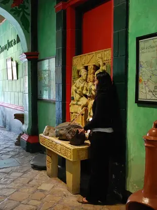 Depuis plus de 45 ans, la Casa del Jade, perpétue dans le cœur historique d’Antigua Guatemala, le savoir-faire ancestral et minutieux autour de cette « pierre du ciel » vénérée des Mayas.