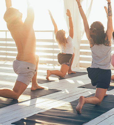 Gruppen-Yogastunde im Freien