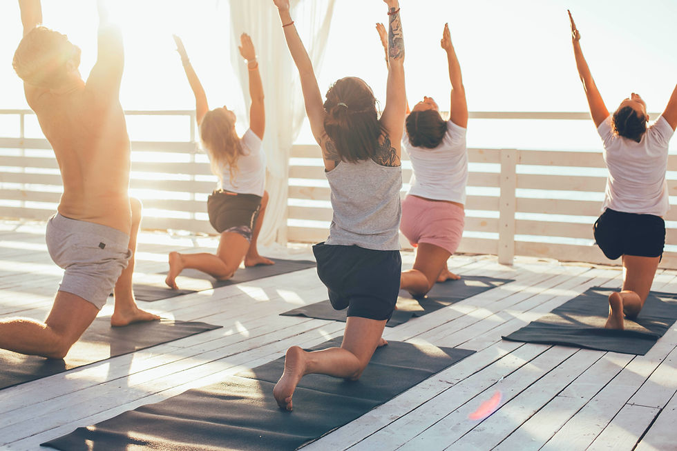 Gruppen-Yogastunde im Freien